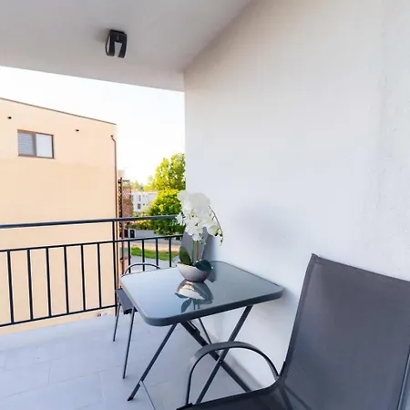 Irina's Premier At Seven Palms, 萨图恩