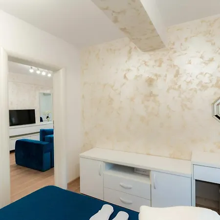 Irina's Premier At Seven Palms, 萨图恩