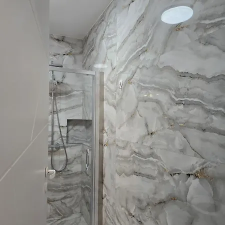 Irina's Premier At Seven Palms, * 萨图恩