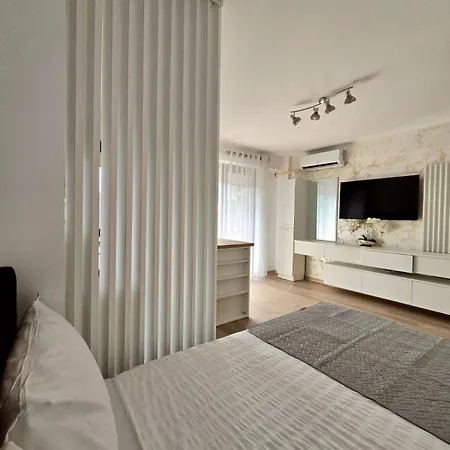 Irina's Premier At Seven Palms, ساتورْنْ