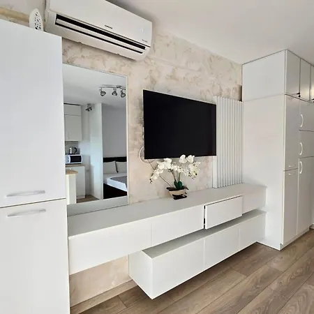 Irina's Premier At Seven Palms, * ساتورْنْ