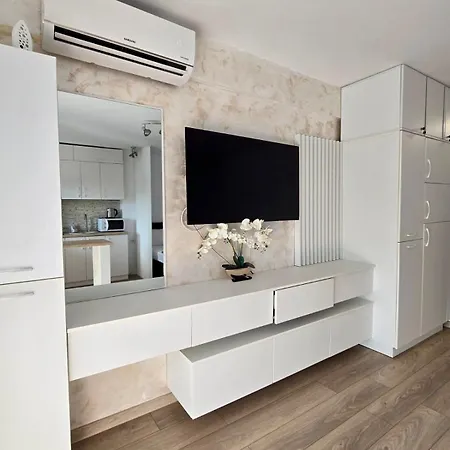 Irina's Premier At Seven Palms, ساتورْنْ