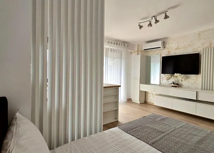 Irina's Premier At Seven Palms, サターン