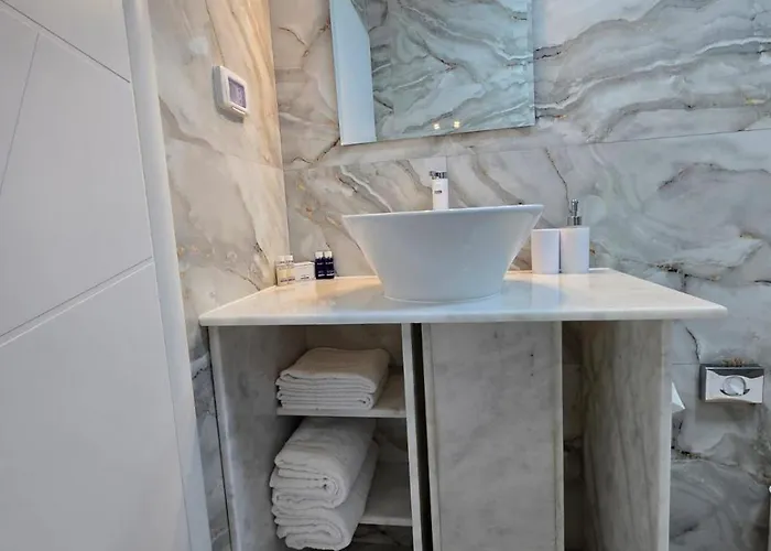 Irina's Premier At Seven Palms, アパート サターン