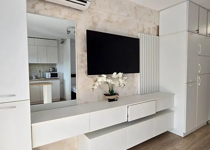 Irina's Premier At Seven Palms, サターン