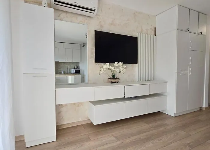 Irina's Premier At Seven Palms, アパート